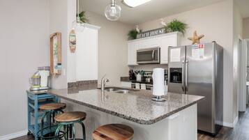 Frigorífico, microondas, horno y placa de cocina