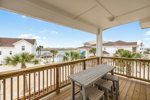 Outdoor dining - Spacious Coastal Escape Near the Beach (Corpus Christi)