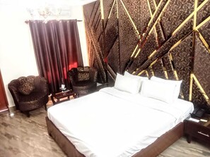 7 bedrooms, iron/ironing board, WiFi, bed sheets