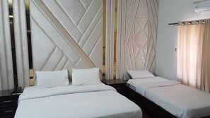 7 bedrooms, iron/ironing board, WiFi, bed sheets