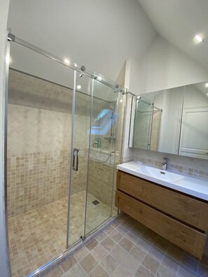 salle-de-douche-suite-bergerac-le-chirol - Jr Sovane Suite pool view (Lamonzie-Montastruc)