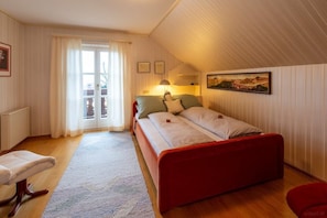 3 bedrooms, desk, iron/ironing board, travel cot