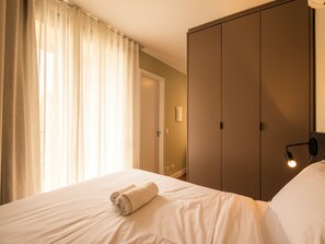 1 bedroom, internet, bed sheets
