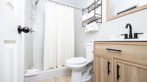 Bathroom - Riverfront Cottage 2 Bedroom Queen Beds / dockage included (Steinhatchee)