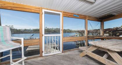 Riverfront Cottage 2 Bedroom Queen Beds / dockage included