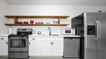 Køleskab, mikrobølgeovn, kogeplade, opvaskemaskine