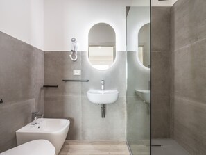 Dusche, Haartrockner, Bidet, Handtücher