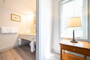 Interior - Jr Club Suite: Kitchenette, Pool, HotTub, Gym, BBQ (Oro)