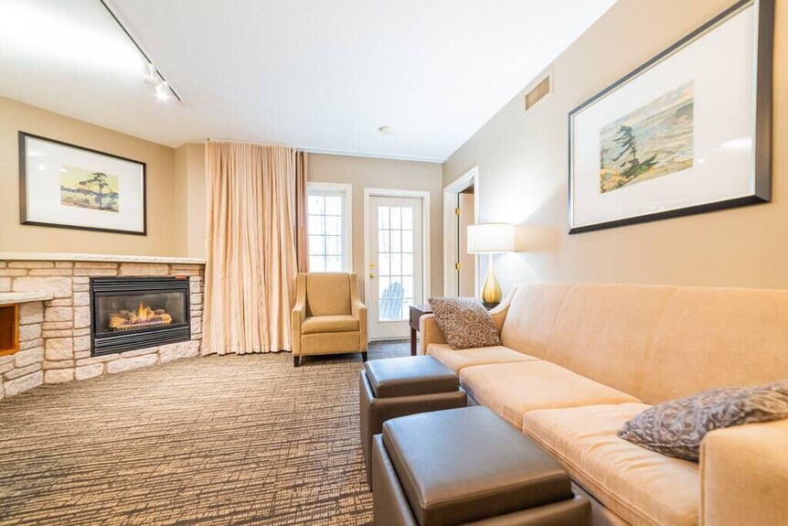 Spacious Club Suite: King Bed, Jacuzzi, Pool, Bbq - Horseshoe Valley