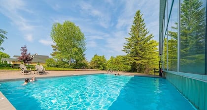 Spacious Club Suite: King Bed, Jacuzzi, Pool, BBQ