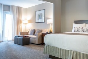 1 bedroom, desk, iron/ironing board, WiFi - Jr Club Suite: Kitchenette, Pool, HotTub, Gym, BBQ (Shanty Bay)