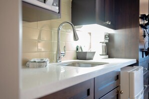 Interior - Jr Club Suite: Kitchenette, Pool, HotTub, Gym, BBQ (Shanty Bay)