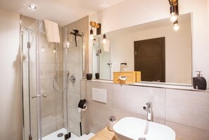 Dusche, Haartrockner, Handtücher