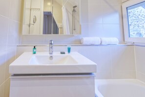 Ducha, secador de pelo, toallas, jabón