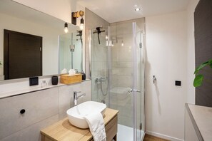 Shower, hair dryer, towels - Chalet Bergzeit Wohnung 4 (Braunlage)
