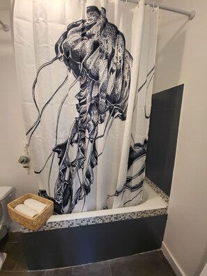 Haartrockner, Handtücher, Toilettenpapier