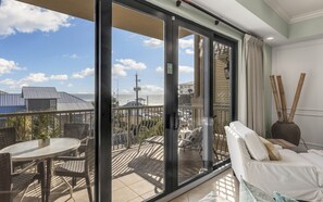 Smart-tv, böcker och kontor