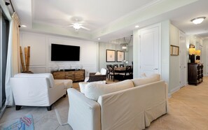 TV connectée, livres, espaces bureaux