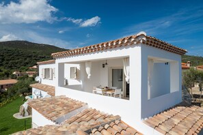 Outdoor dining - Bellevue 36B by Klodge - flat with private pool, greenery and views (Budoni)