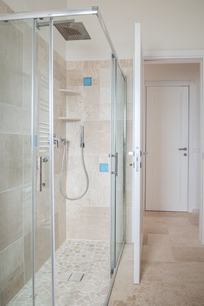 Douche, séchoir à cheveux, serviettes fournies