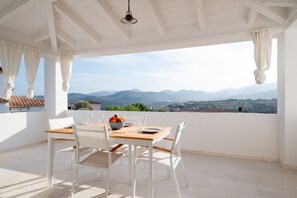 Outdoor dining - Bellevue 36B by Klodge - flat with private pool, greenery and views (Budoni)