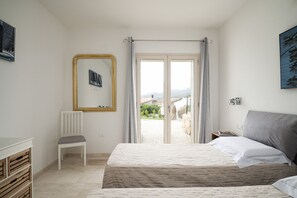 2 habitaciones y tabla de planchar con plancha