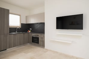 Frigorifero, forno, piano cottura, lavastoviglie
