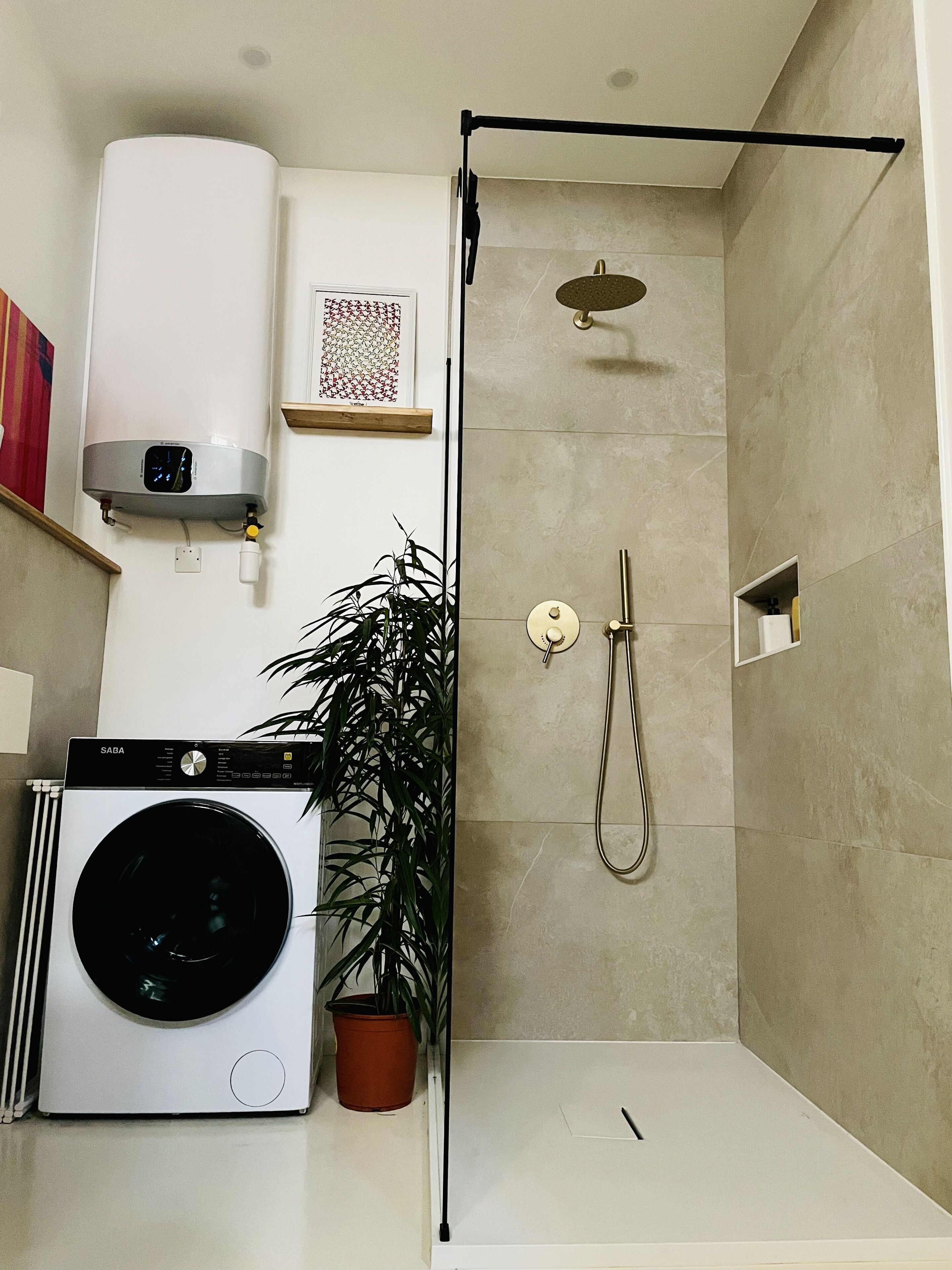 Douche, sèche-cheveux, serviettes fournies, savon