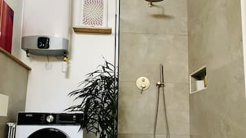 Douche, sèche-cheveux, serviettes fournies, savon