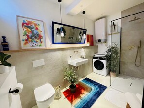 Doccia, asciugacapelli, asciugamani, sapone