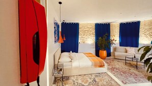 A modern living room with a bed, a sofa, a coffee table, and a large potted plant. - Studio 11 bis – Facing Vichy Parks (Vichy)