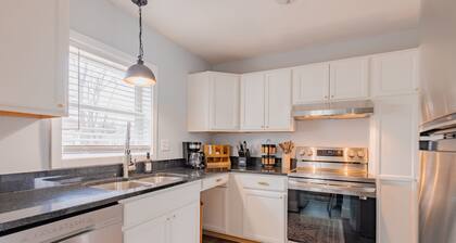 Luxury Suite w/Blackout Blinds. Walk to Downtown. Pet Friendly; Full Fenced Yard