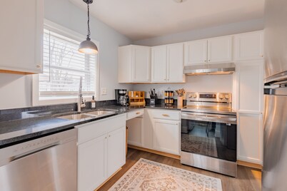 Luxury Suite w/Blackout Blinds. Walk to Downtown. Pet Friendly; Full Fenced Yard