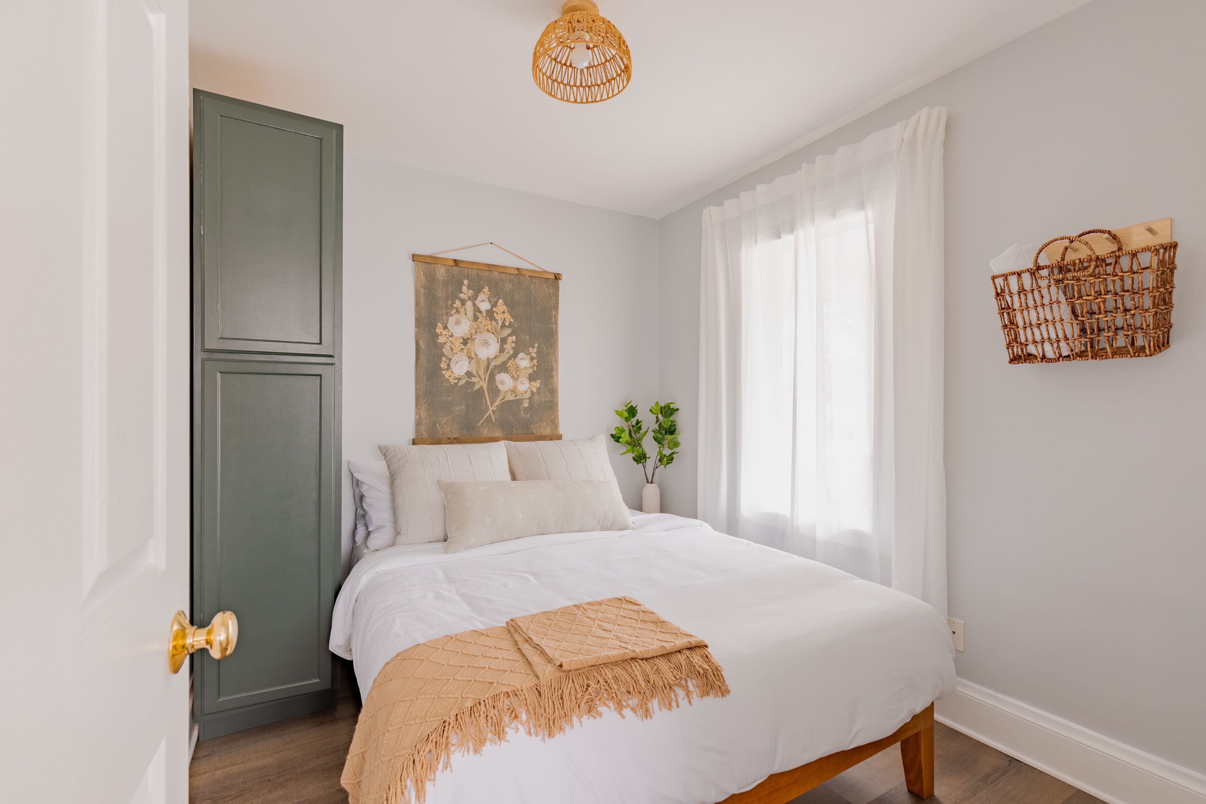 2 habitaciones, tabla de planchar con plancha, wifi y ropa de cama 