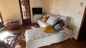 4 makuuhuonetta, silitysrauta/-lauta, ilmainen Wi-Fi, vuodevaatteet