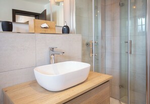 Douche, sèche-cheveux, serviettes fournies