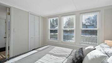 3 bedrooms, iron/ironing board, WiFi, bed sheets