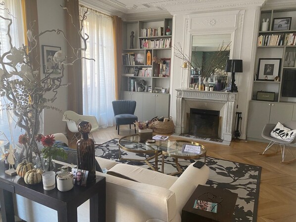 Smart TV - Appartement Haussmannien Parisien Plein Coeur de Paris (Paris)