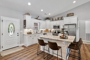 冷蔵庫、電子レンジ、オーブン、コンロ