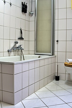 Hair dryer, towels, soap, shampoo - Industrial Style 77qm mit Balkon (Herne)