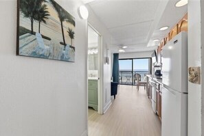 Kühlschrank, Mikrowelle, Ofen, Wasserkocher mit Kaffee-/Teezubehör