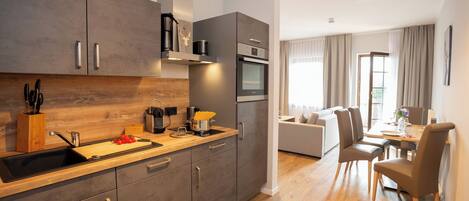 Fridge, oven, stovetop, dishwasher