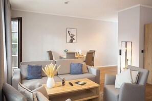 Una televisión, una videoteca, un reproductor estéreo