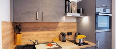 Kylskåp, ugn, spishäll och diskmaskin