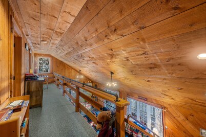 Welcome to The Bear's Den! Dog friendly and 5 minutes to Pleasant Mountain!