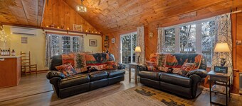 Welcome to The Bear's Den! Dog friendly and 5 minutes to Pleasant Mountain!