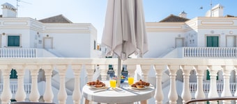 Bright & Cozy 1 BDR Flat W/ Balcony by LovelyStay