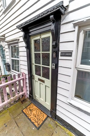 Cottage | Exterior - Beautiful 3-bed Cottage in Burnham-on-crouch (Burnham-on-Crouch)