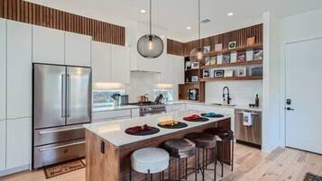 Geladeira, micro-ondas, fogão, cooktop