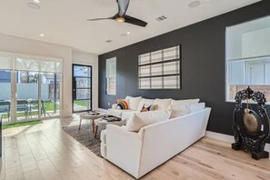 Smart TV, stereo - High End 4 BDRM Downtown Home w/POOL Close to Hot Spots! (Austin)